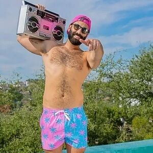 CHUBBIES Tropical Palm Tree Motif Colorblock Swim Trunks Modern Cut Boardshorts